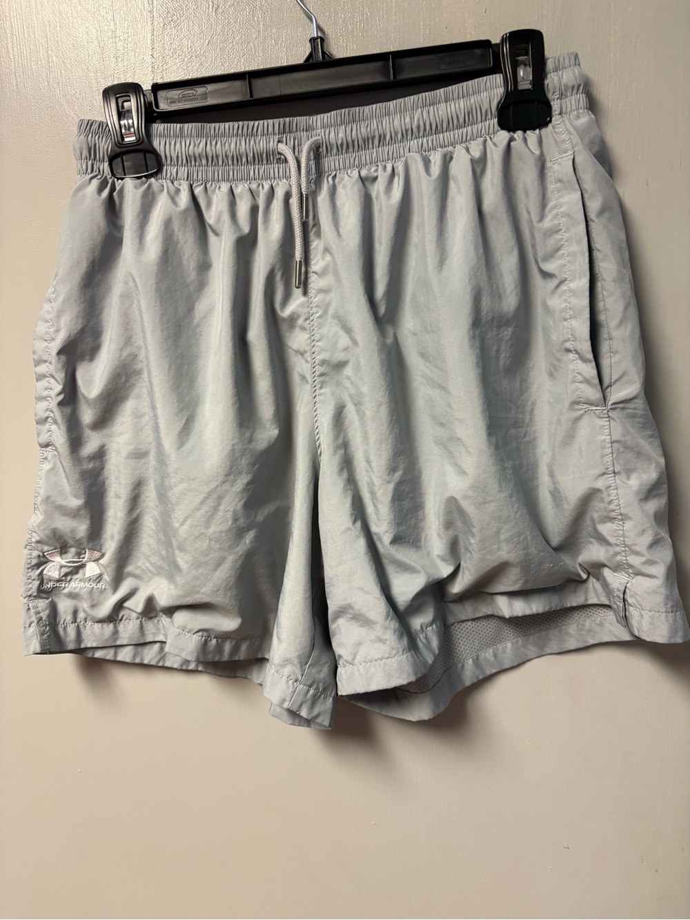 Under Armor Light Gray Athletic Shorts with Drawstring Size medium